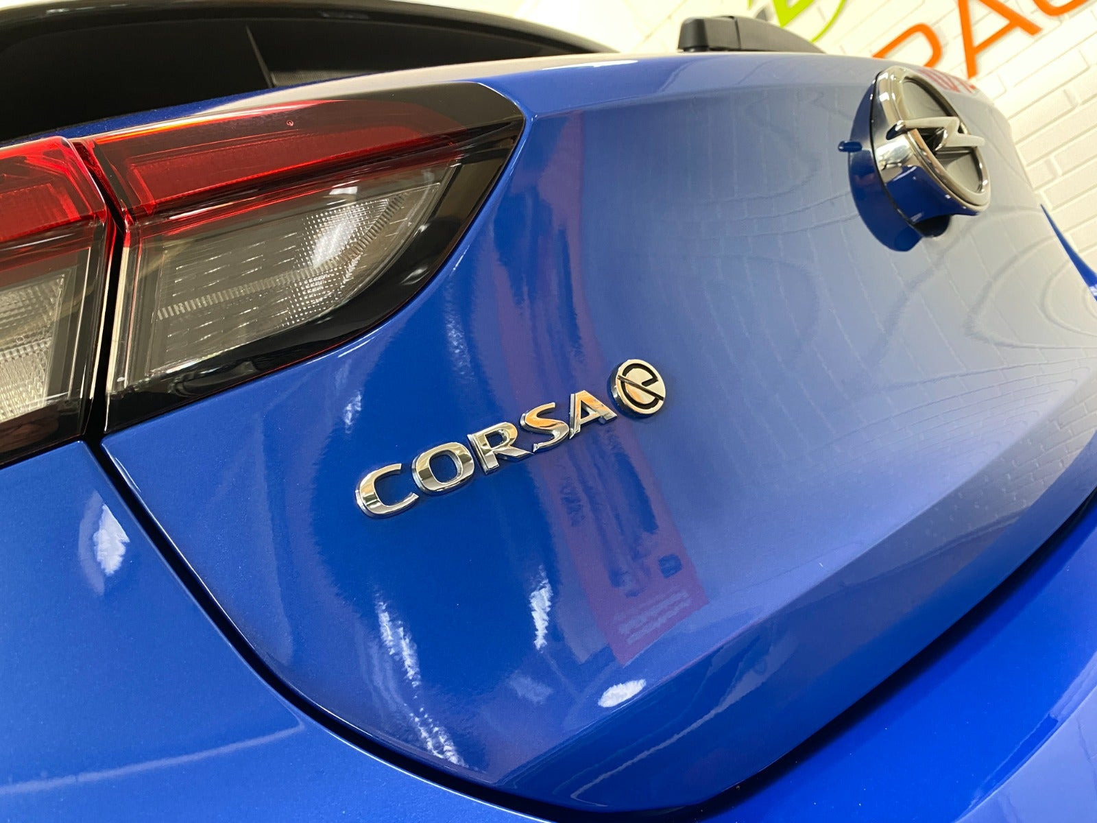Blå Opel Corsa-e fra 2023
