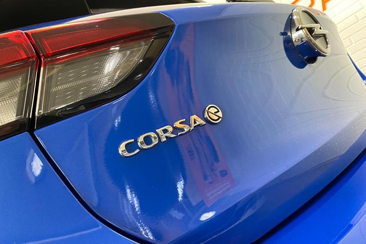 Blå Opel Corsa-e fra 2023