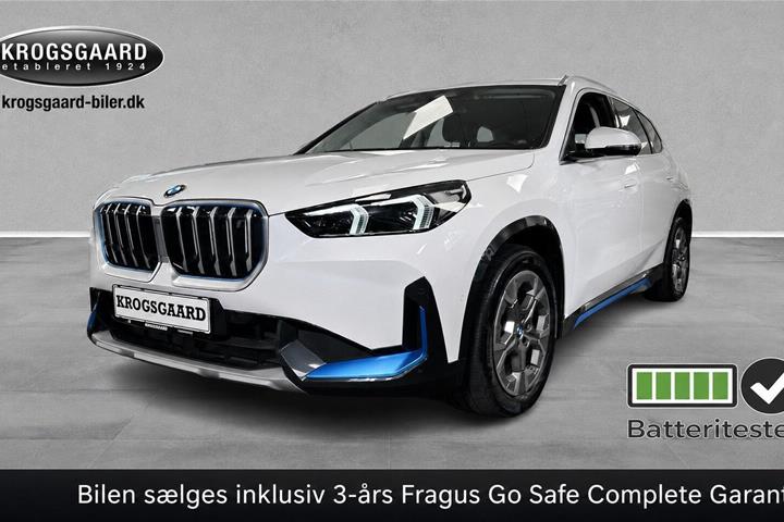 Hvid BMW iX1 fra 2023 set udefra