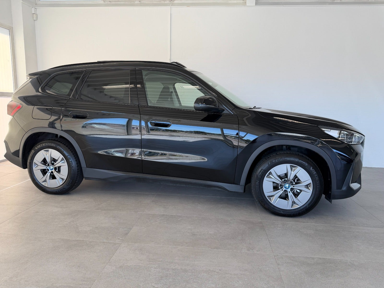 Sort BMW iX1 fra 2025