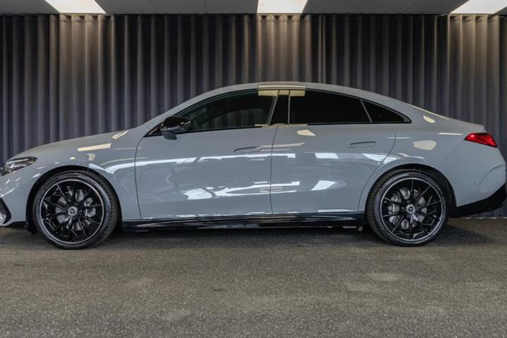 Grå Mercedes CLA250+ fra 2025