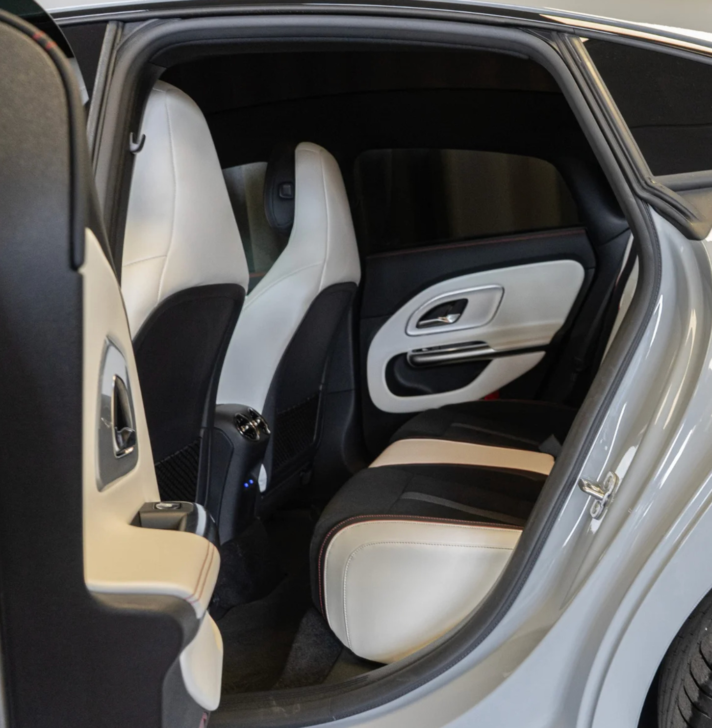 Grå Mercedes CLA250+ fra 2025