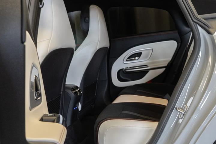 Grå Mercedes CLA250+ fra 2025