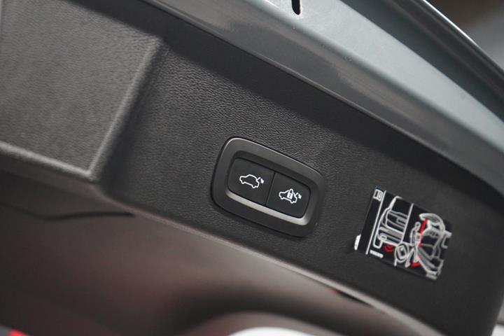 Grå Volvo XC40 fra 2022