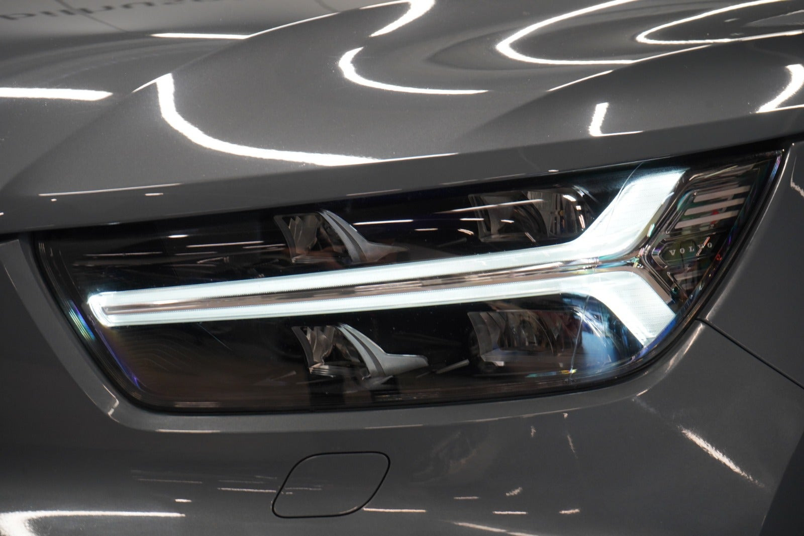 Grå Volvo XC40 fra 2022