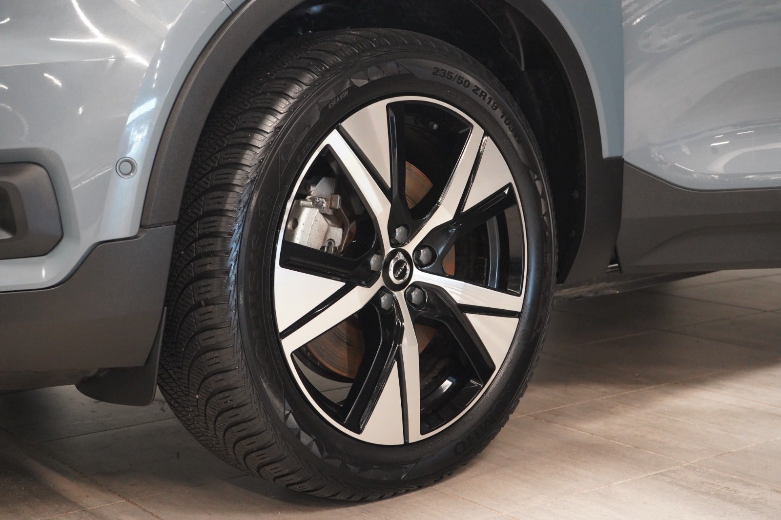 Grå Volvo XC40 fra 2022