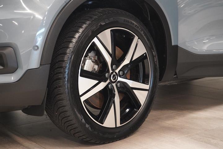 Grå Volvo XC40 fra 2022