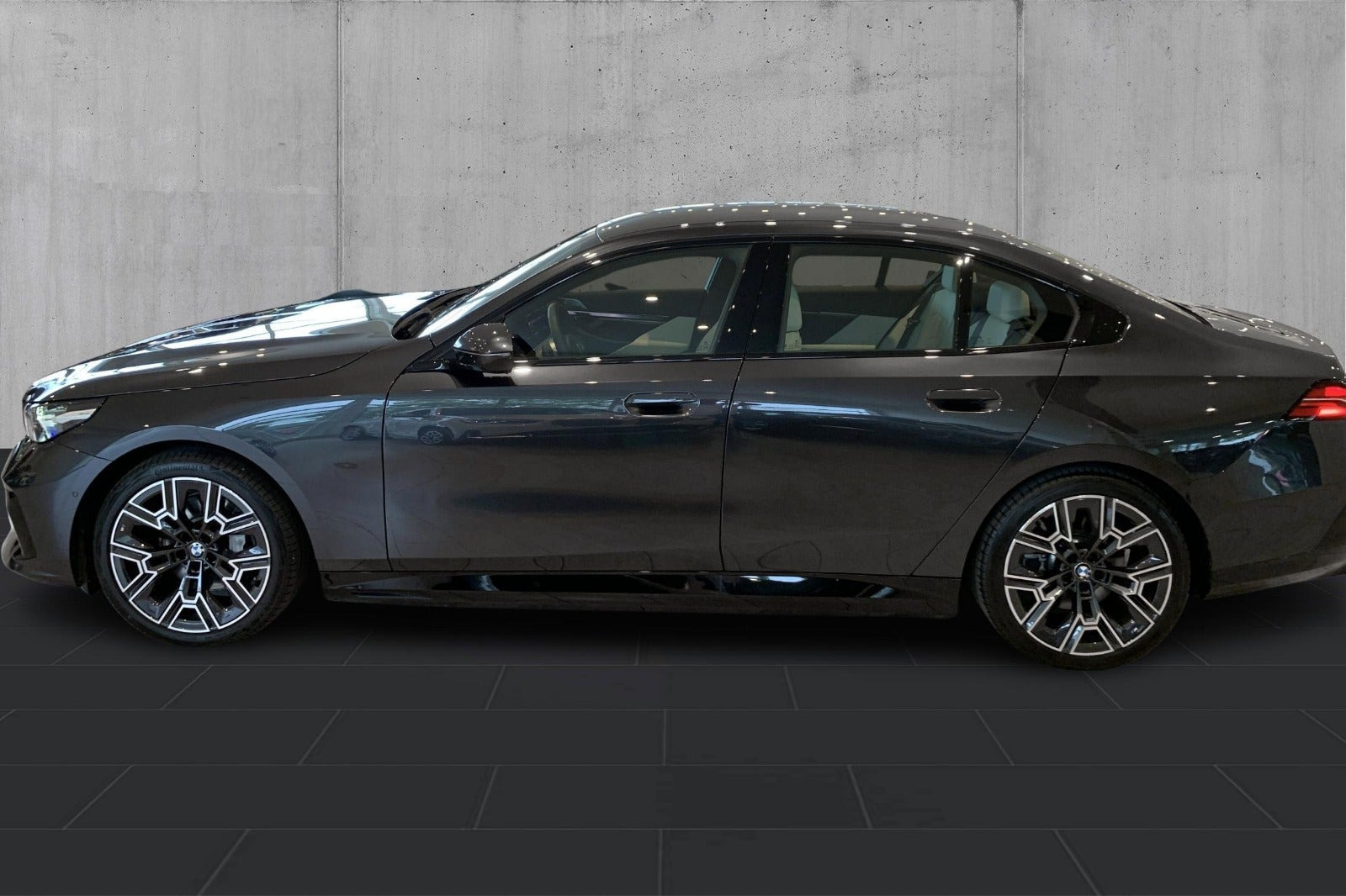 Grå BMW i5 fra 2026