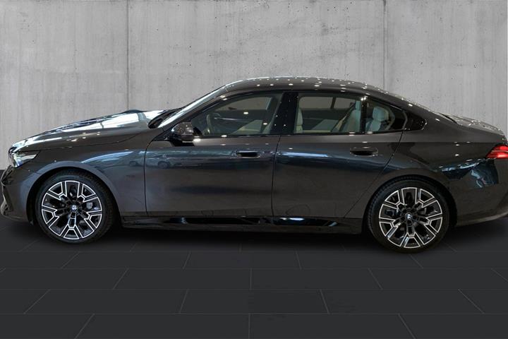 Grå BMW i5 fra 2026