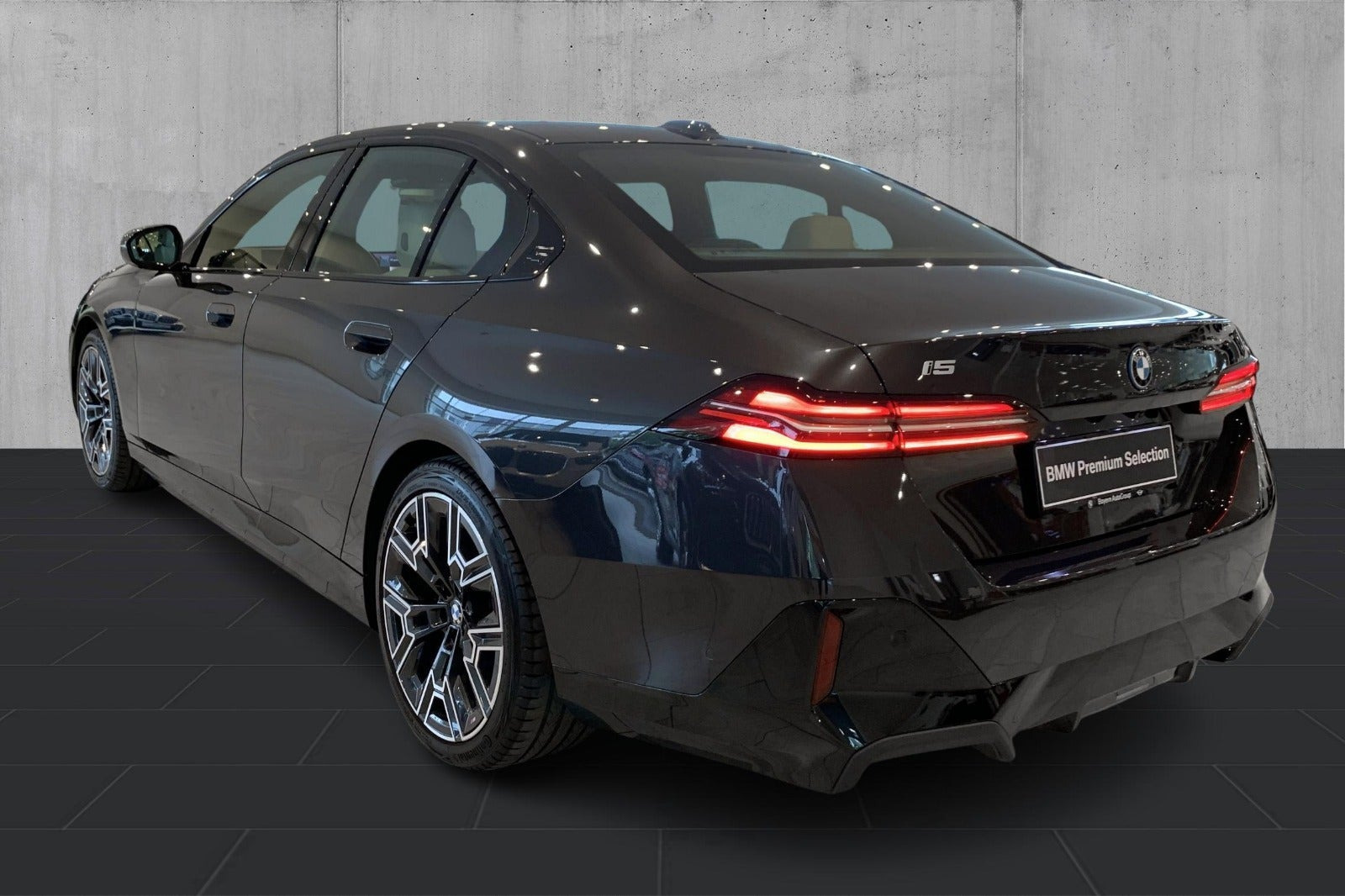 Grå BMW i5 fra 2026