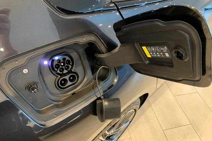 Grå BMW i5 fra 2026