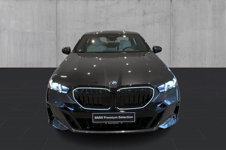 Grå BMW i5 fra 2026