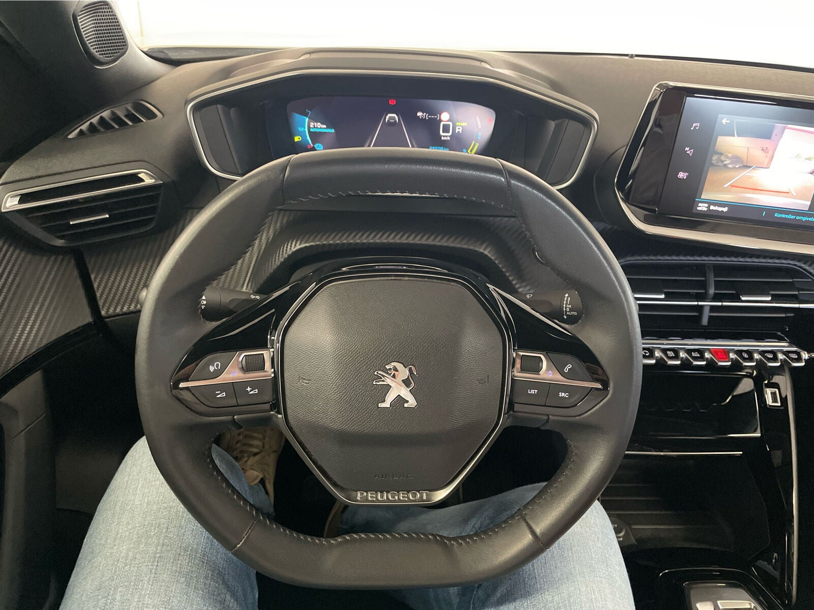 Hvid Peugeot e-2008 fra 2023