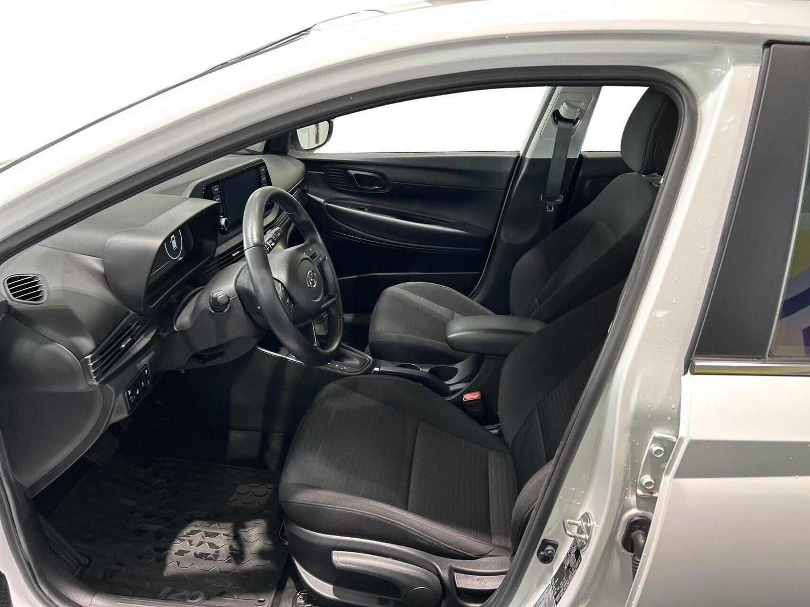 Hvid Hyundai i20 fra 2023