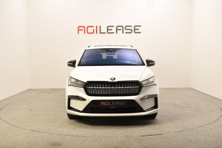 Hvid Skoda Enyaq fra 2022