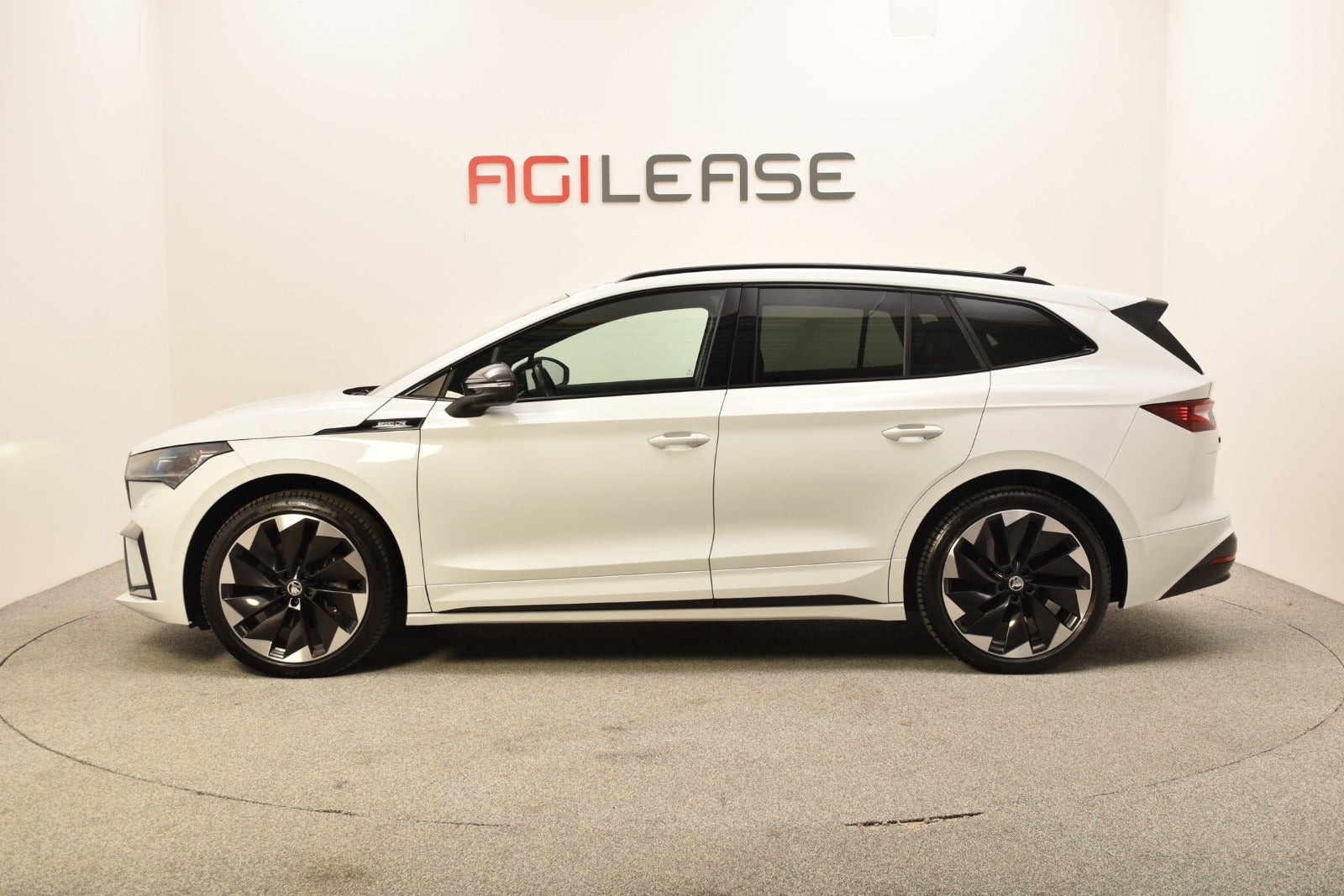Hvid Skoda Enyaq fra 2022