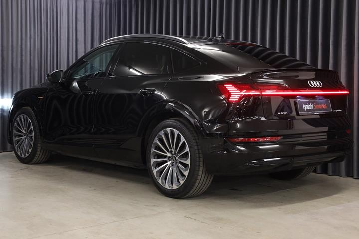 Sort Audi e-tron fra 2022