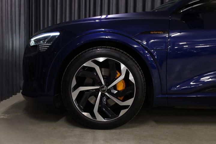 Blå Audi e-tron fra 2022