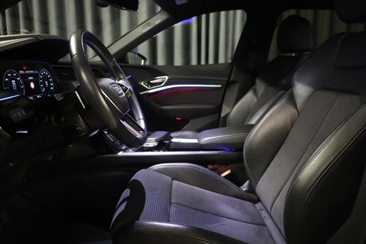 Blå Audi e-tron fra 2022