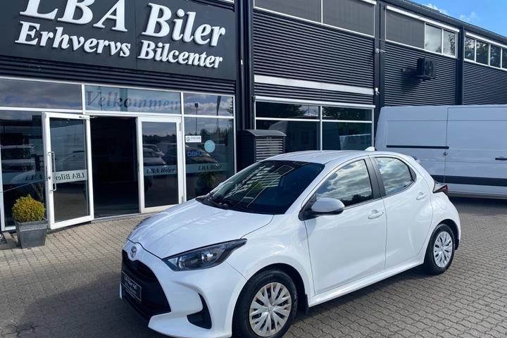 Hvid Toyota Yaris fra 2023 set udefra