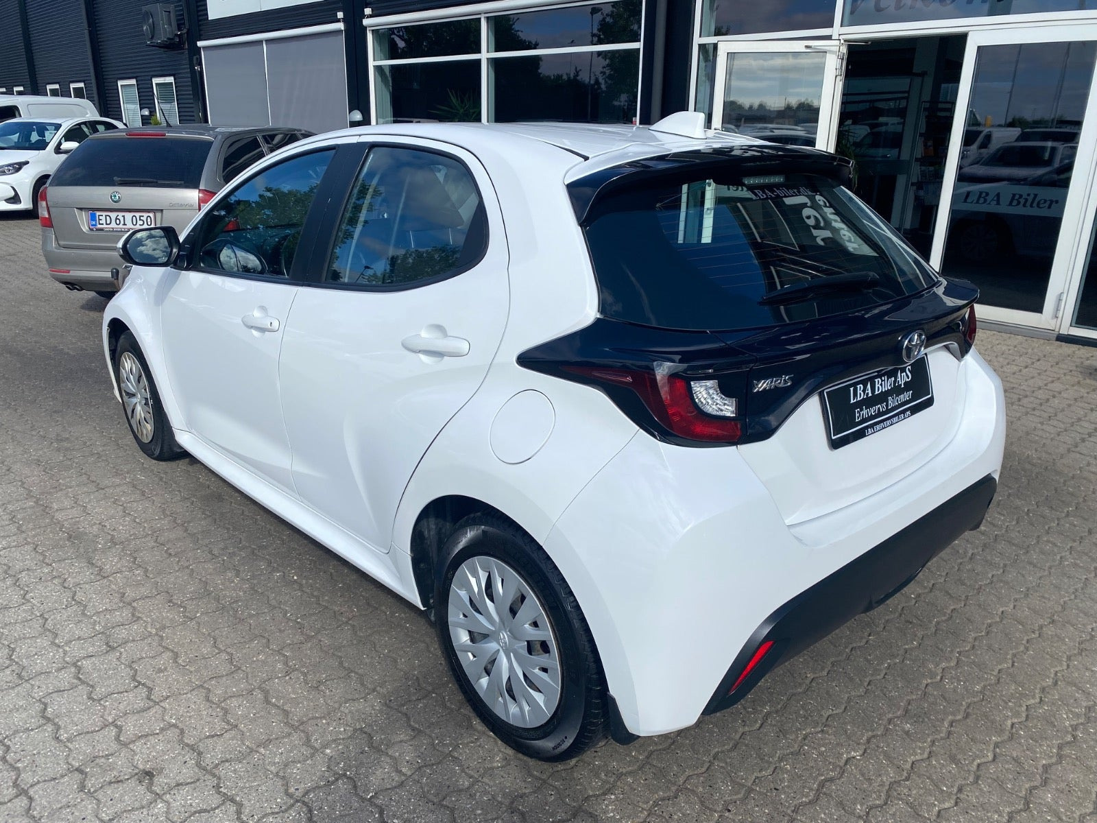 Hvid Toyota Yaris fra 2023