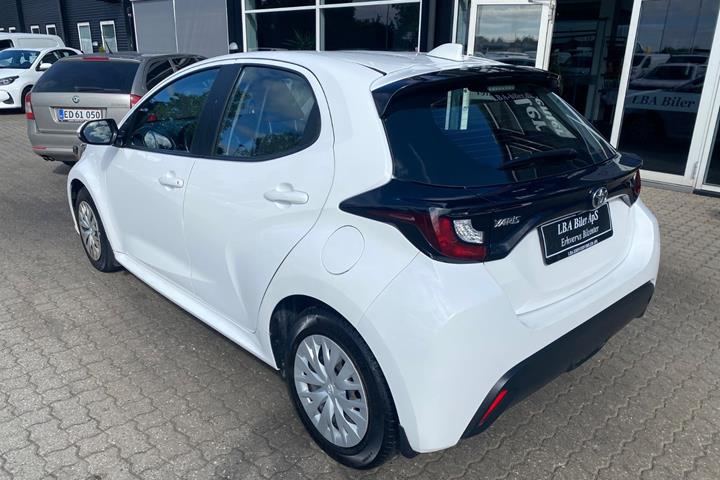 Hvid Toyota Yaris fra 2023