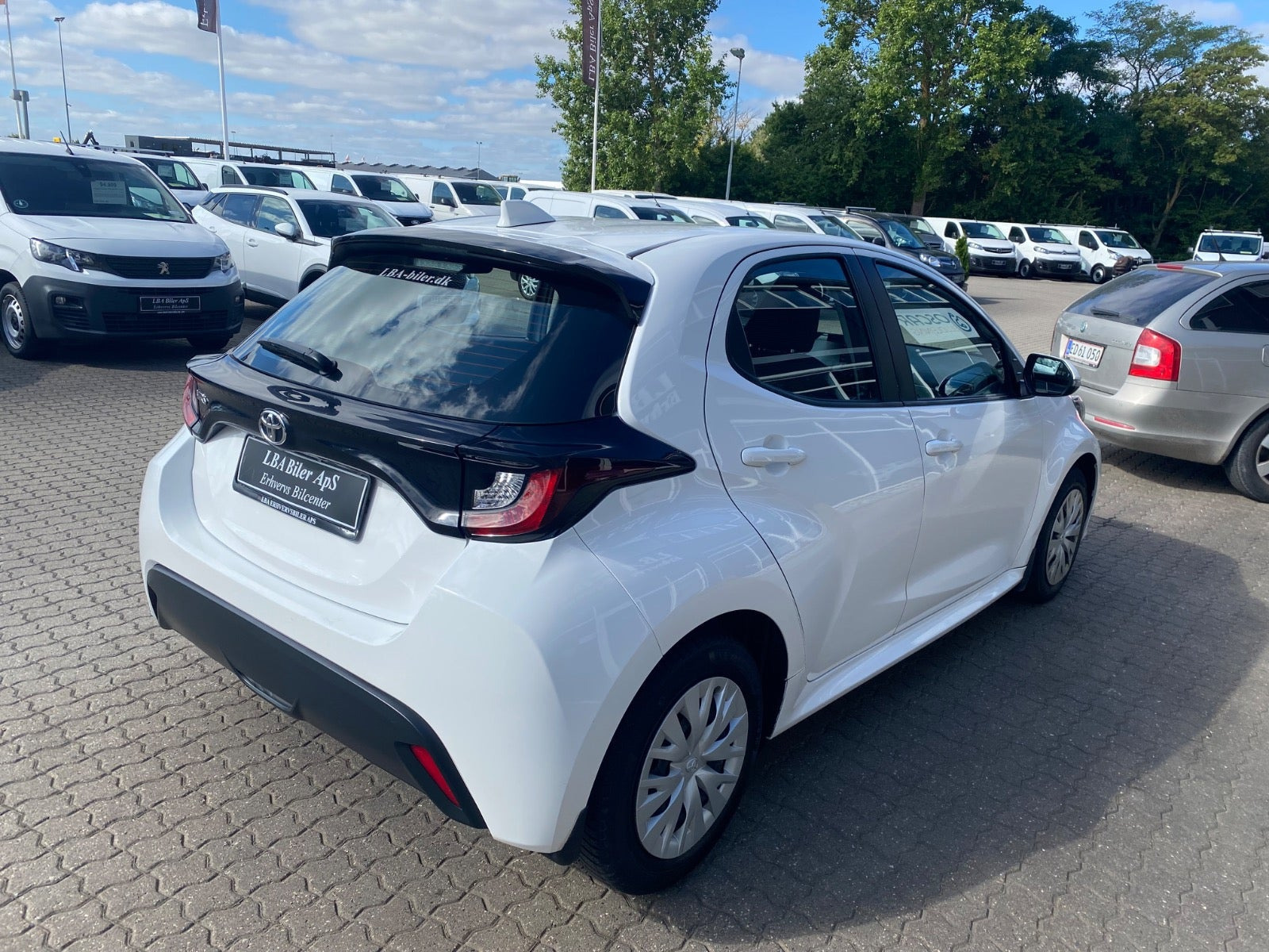 Hvid Toyota Yaris fra 2023