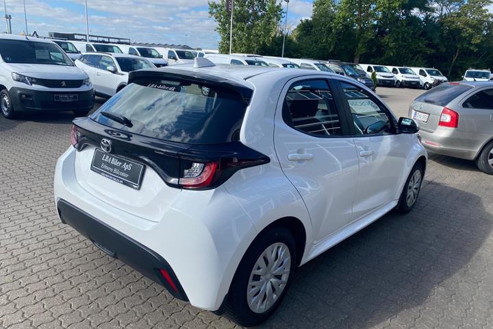 Hvid Toyota Yaris fra 2023