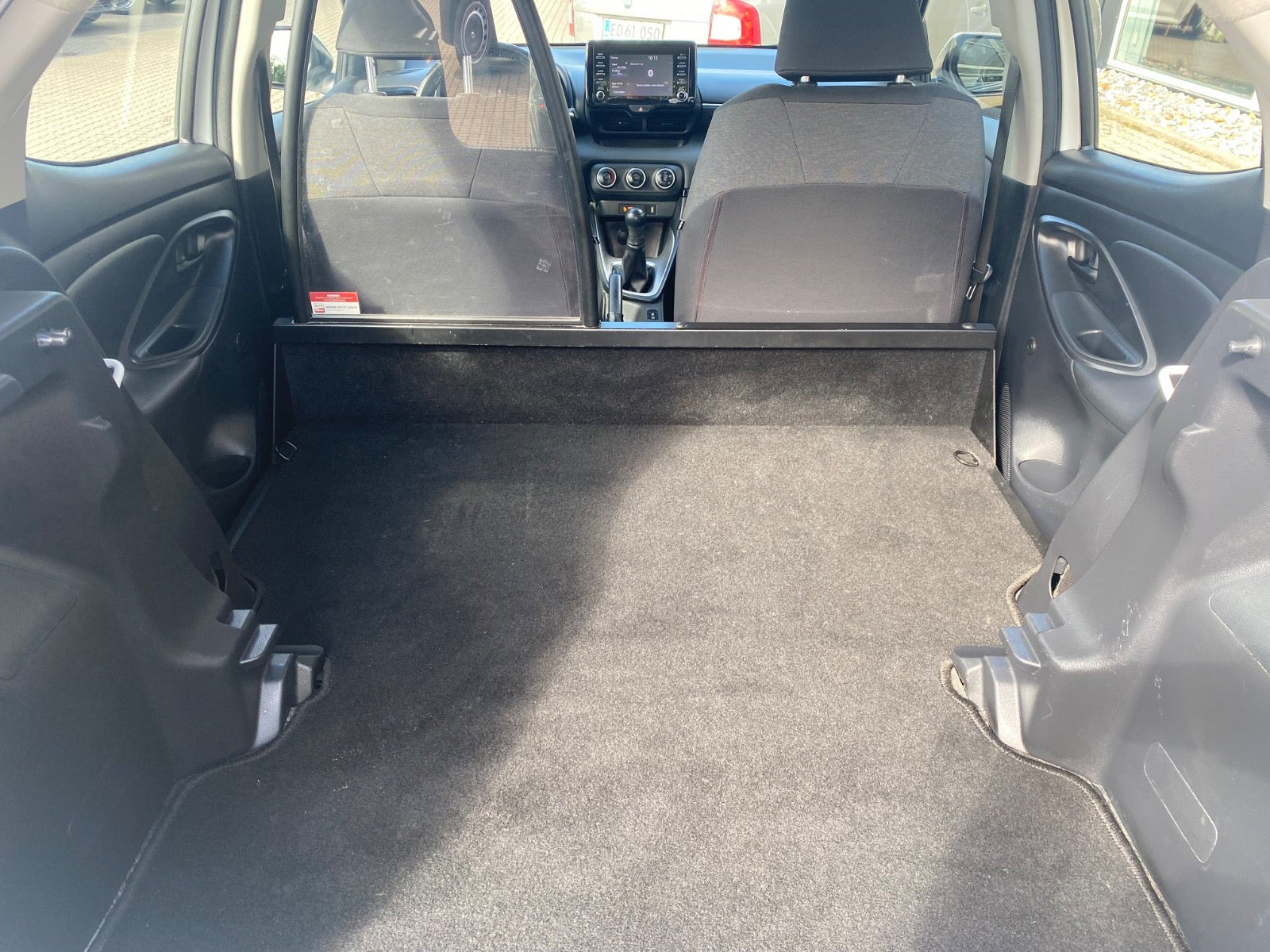 Hvid Toyota Yaris fra 2023