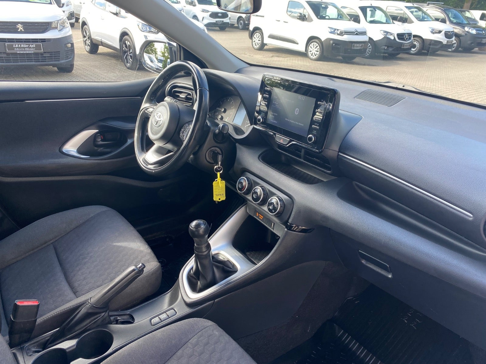 Hvid Toyota Yaris fra 2023