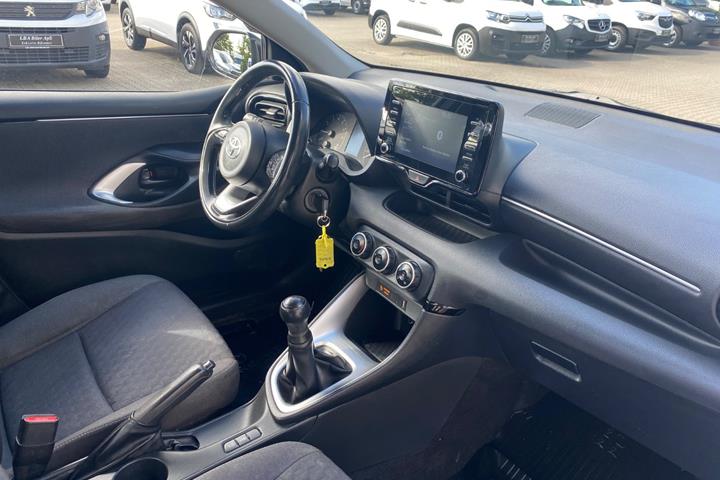 Hvid Toyota Yaris fra 2023