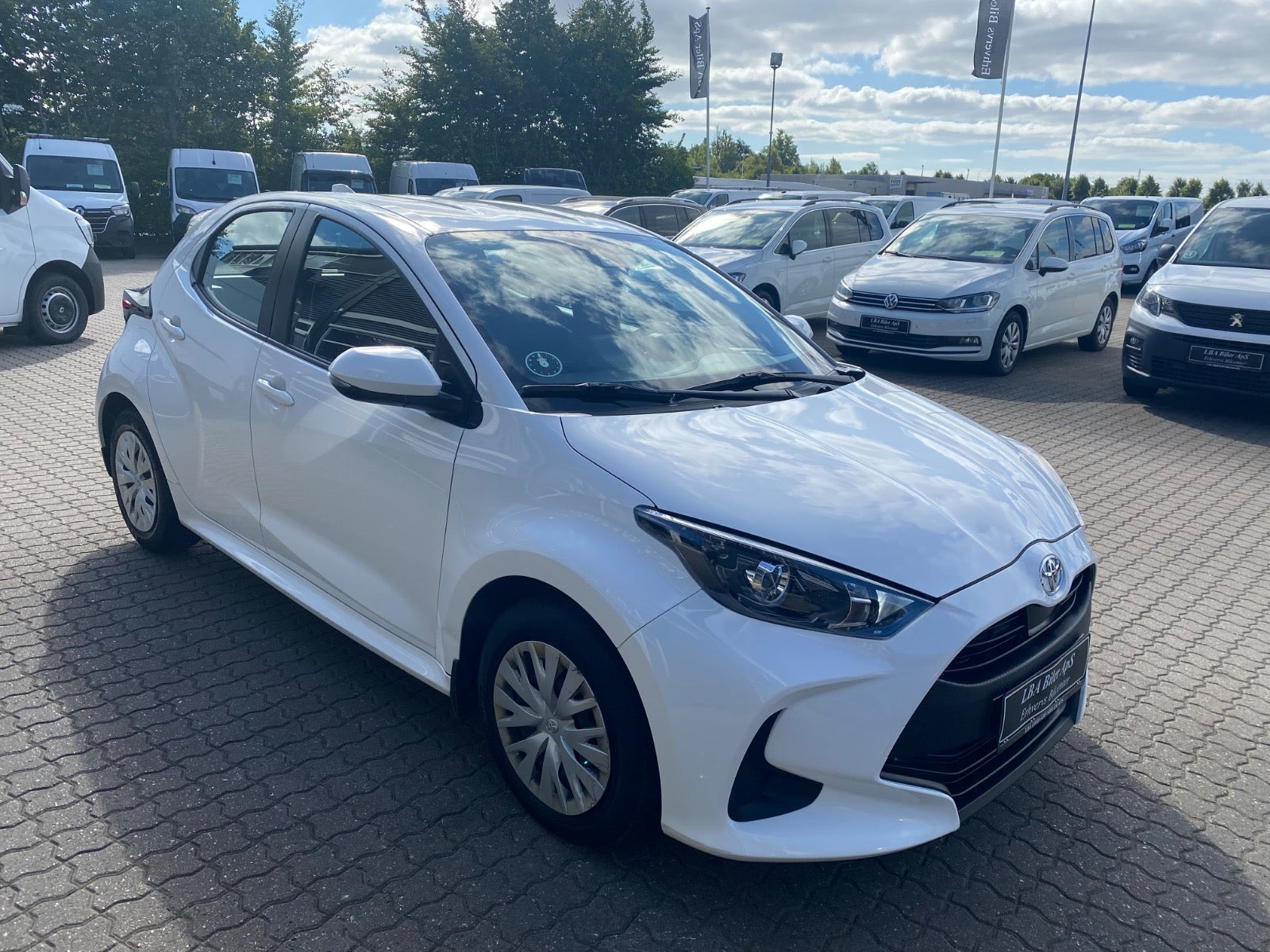 Hvid Toyota Yaris fra 2023