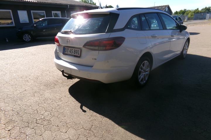 Hvid Opel Astra fra 2016