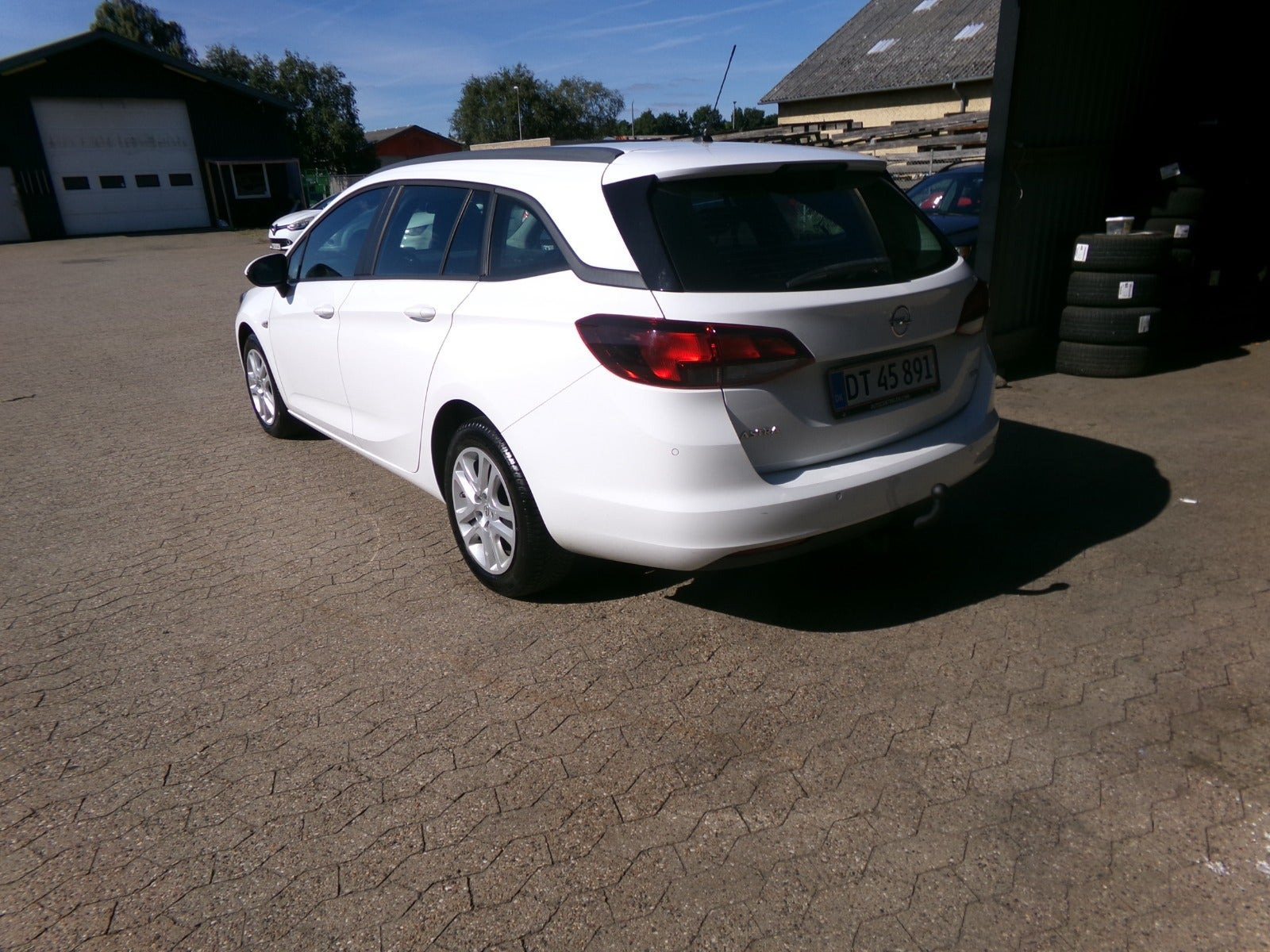 Hvid Opel Astra fra 2016