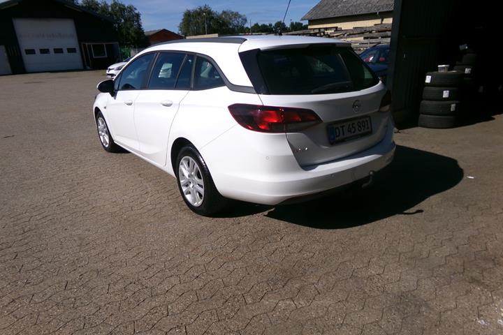 Hvid Opel Astra fra 2016