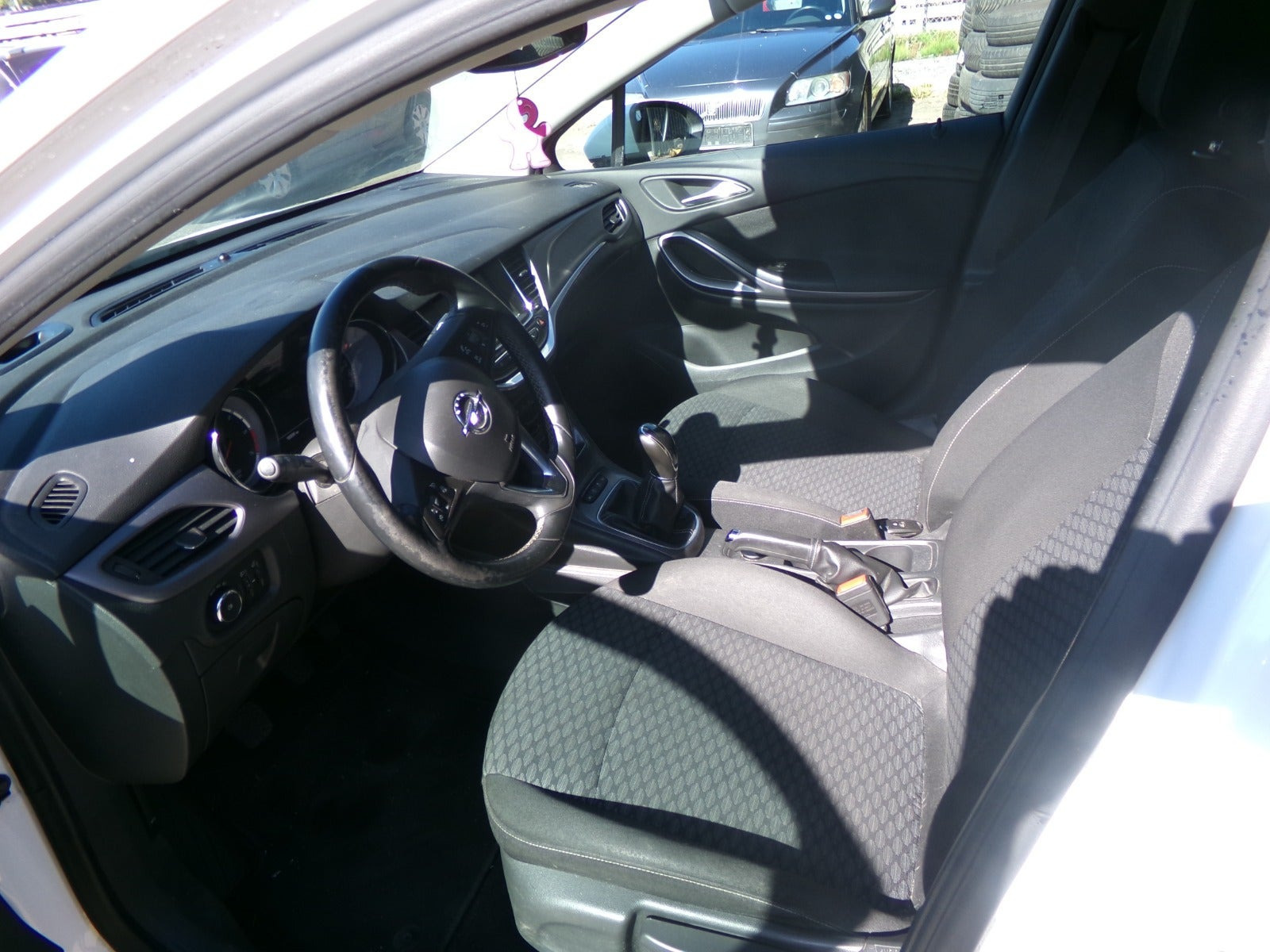 Hvid Opel Astra fra 2016