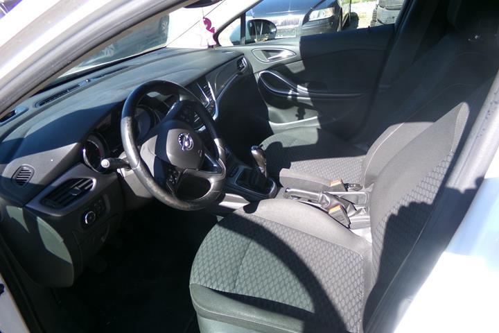 Hvid Opel Astra fra 2016