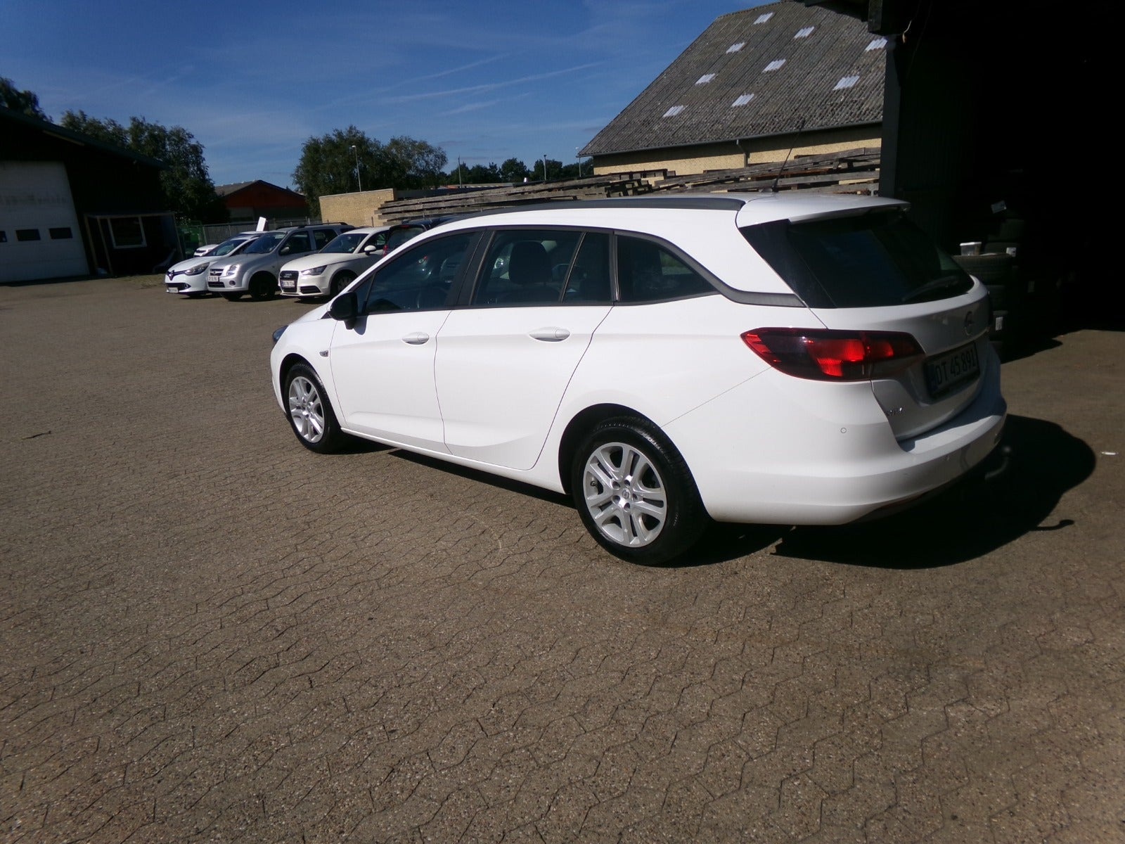 Hvid Opel Astra fra 2016