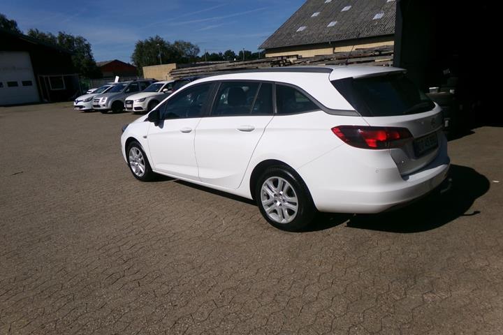 Hvid Opel Astra fra 2016