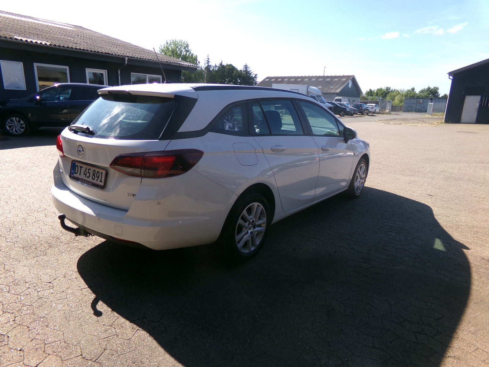 Hvid Opel Astra fra 2016