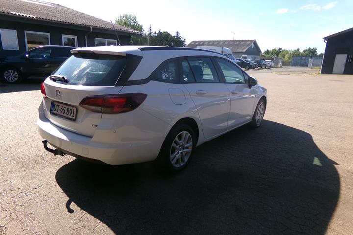 Hvid Opel Astra fra 2016