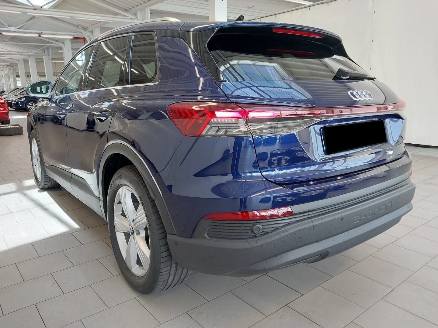 Blå Audi Q4 e-tron fra 2023