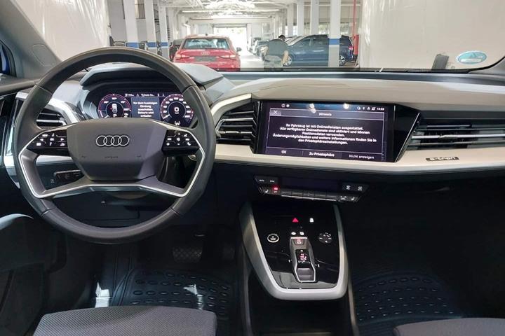 Blå Audi Q4 e-tron fra 2023