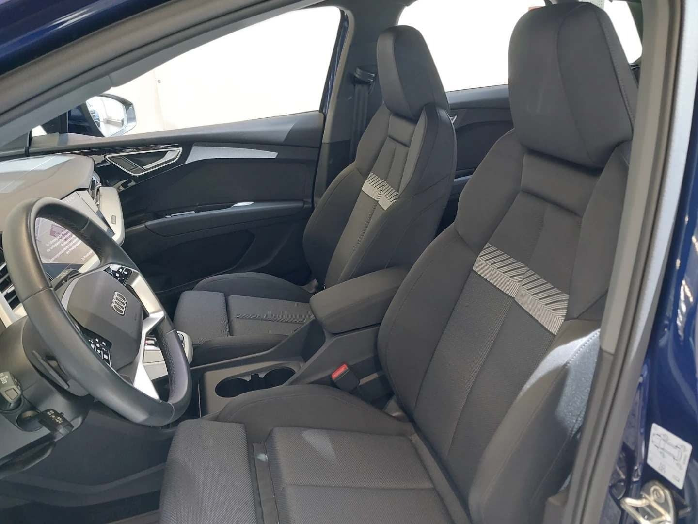 Blå Audi Q4 e-tron fra 2023