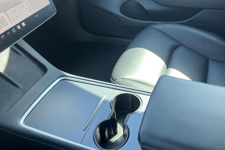 Sort Tesla Model 3 fra 2022