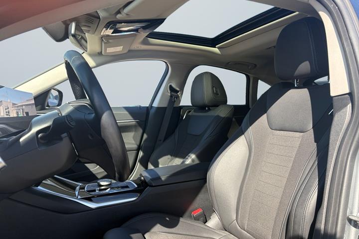 Grå BMW i4 fra 2023