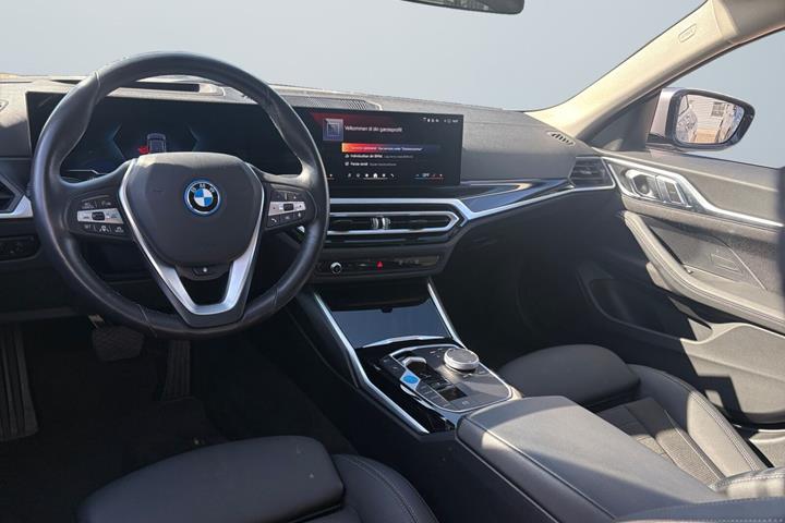 Grå BMW i4 fra 2023
