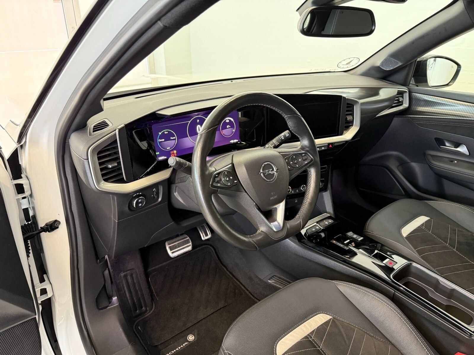 Hvid Opel Mokka-e fra 2023