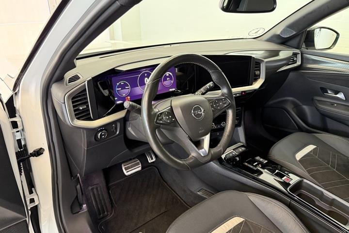 Hvid Opel Mokka-e fra 2023