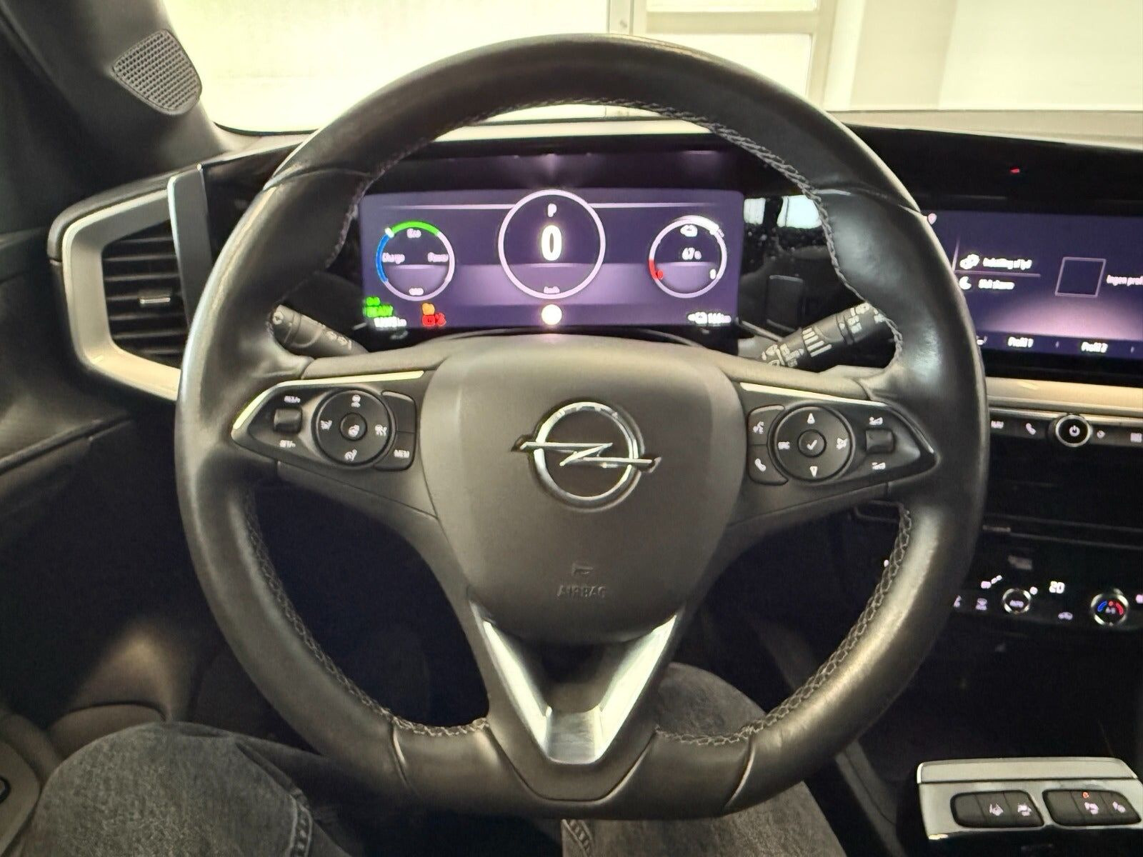 Hvid Opel Mokka-e fra 2023